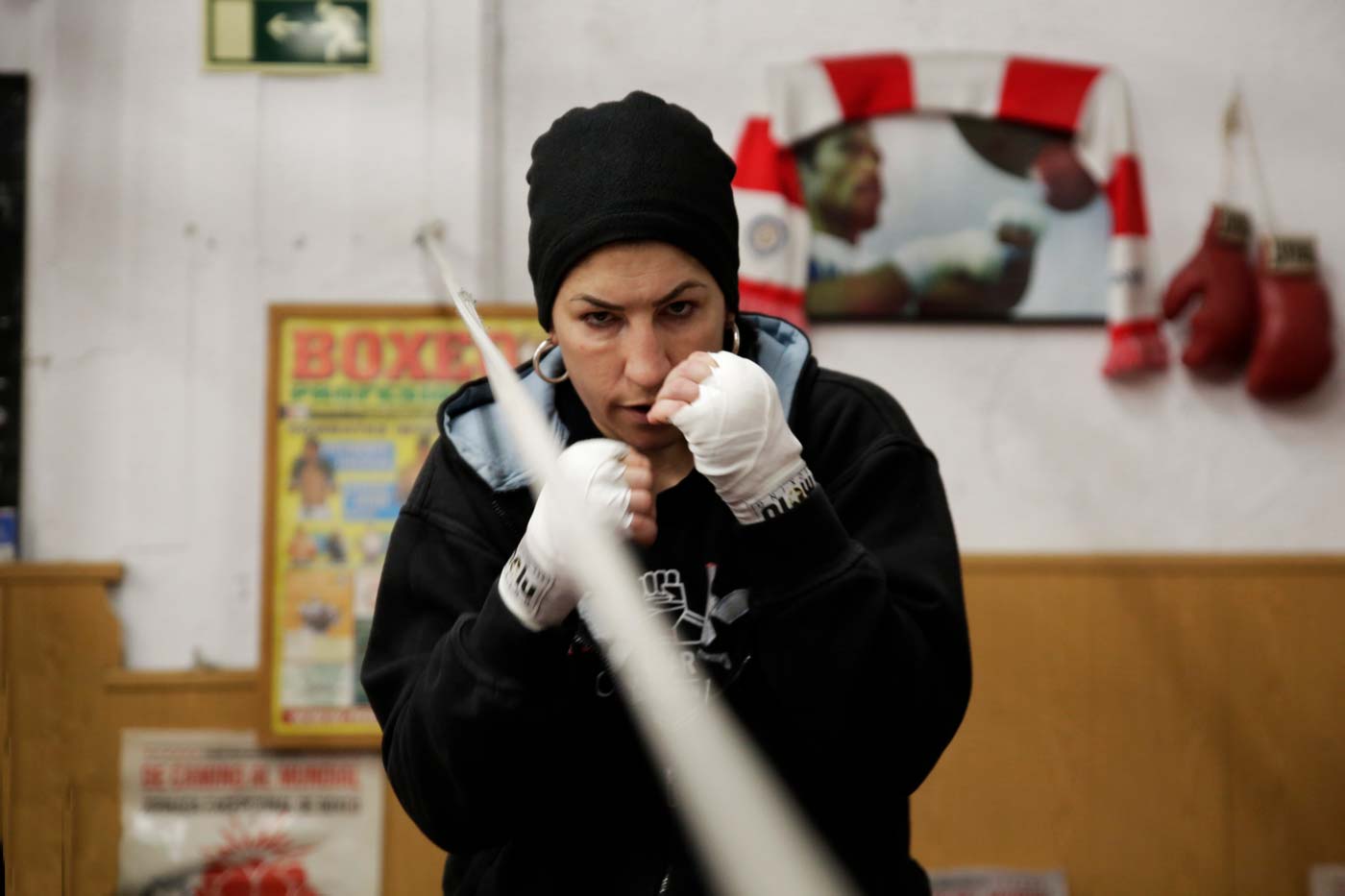 Mujer boxeadora entrenando